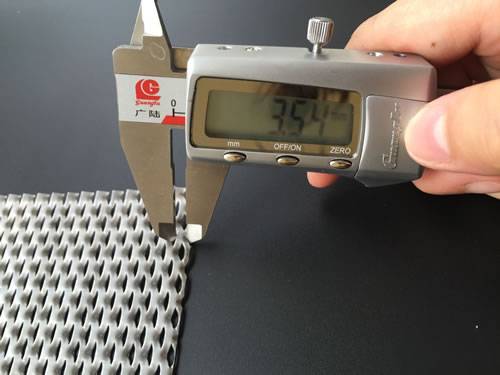 Admeasuring apparatus measures two warps of micron aluminum expanded metal sheet and screen displays 3.54 mm.