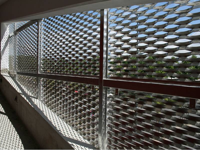 Raised expanded metal sheets with diamond holes are installed on the stair balustrade.
