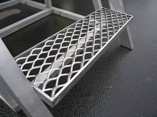 Mentex expanded metal tread with silvers diamond holes is installed on the outdoor stairs.