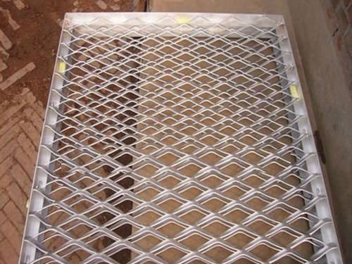A piece of steel expanded metal gate sheet is made of double expanded mesh with white surface and diamond hopes on the ground.